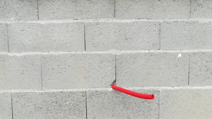 tuyau sortant du mur