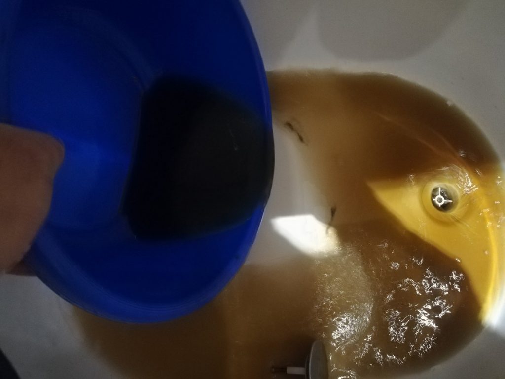 Vue de l'eau en la vidant dans la baignoire